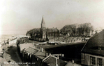 Kerkje aan zee, met rechts nog net een vleugel van de school.
<br/>
Particuliere collectie, zj